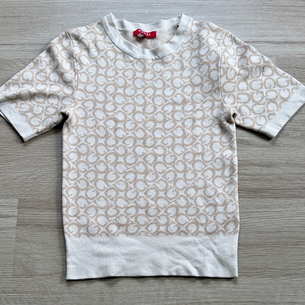 Guess Cream and Tan Patterned Short Sleeve Knit Top